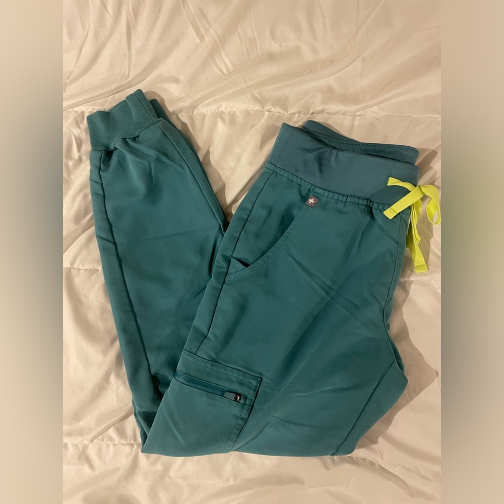 FIGS Zamora scrub joggers